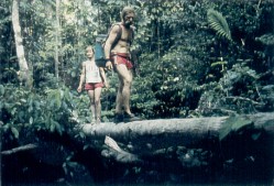 Schon seit seiner Kindheit interessiert sich Werner Hammer für die indigenen Völker. Sein völkerkundliches Interesse führte ihn im Alter von zwanzig Jahren zum ersten mal zu den Ureinwohnern Amazoniens, den Indianern. Er machte seit dem viele Expeditionen in die Urwaldgebiete Südamerikas, begleitet wird er seit nun 25 Jahren auf diesen Reisen von seiner Lebensgefährtin Marion Dirksen. Meist sind sie allein in ihrem Kanu unterwegs. Sie sind so gute Kenner des Amazonaswaldes und seiner Bewohner geworden. Sie möchten vor allem das Leben dieser indianischen Ethnien dokumentieren, um auch noch vielleicht zukünftigen Generationen ein Bild zu zeigen, von der ehemaligen kulturellen Vielfalt der sogenannten Naturvölker, bevor deren Kultur zersört wird. So berichtet er in Diavorträgen, Artikeln und in Büchern über das Leben letzten Naturvölker